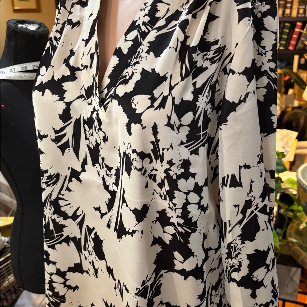 Anne Klein B&W Abstract V-Neck Blouse